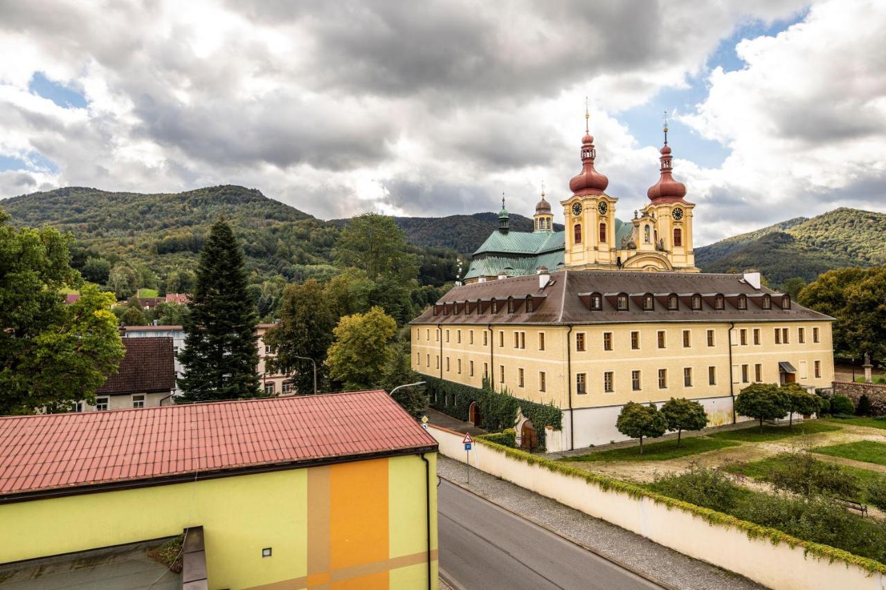Pension Zvon Hejnice Exteriör bild